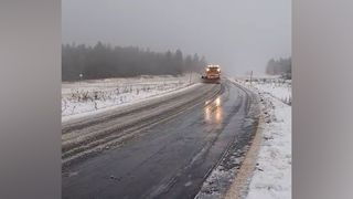 Řidiči na letních pneumatikách komplikují  dopravu v horách, upozorňují silničáři